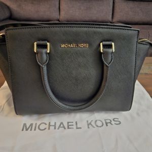 Michael Kors Black Purse with adjustable straps.